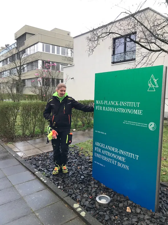 Privates Foto am Schild von Max-Planck-Institut für Radioastronomie und Argelander-Institut für Astronomie in Bonn ohne genaues Datum