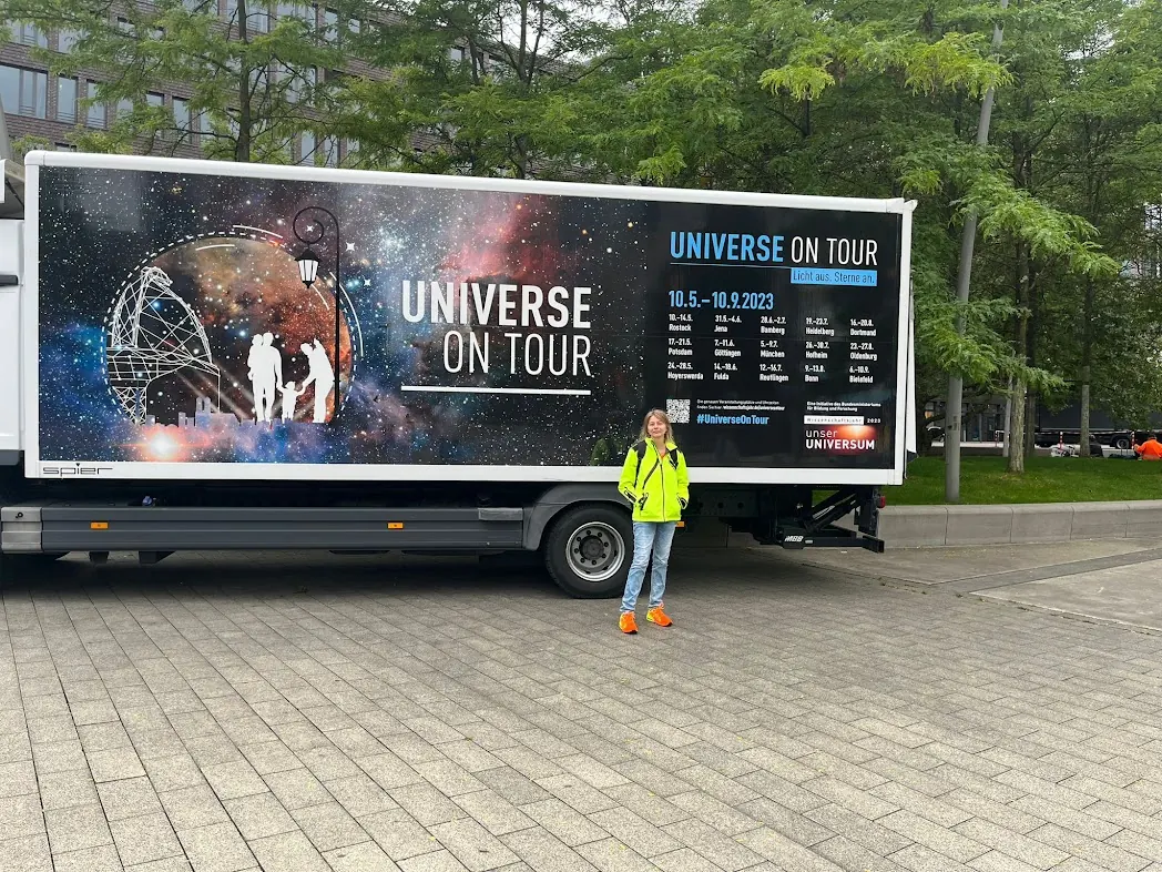 Privates Foto vor dem Universe-on-Tour-Truck in Dortmund am 16. August 2023