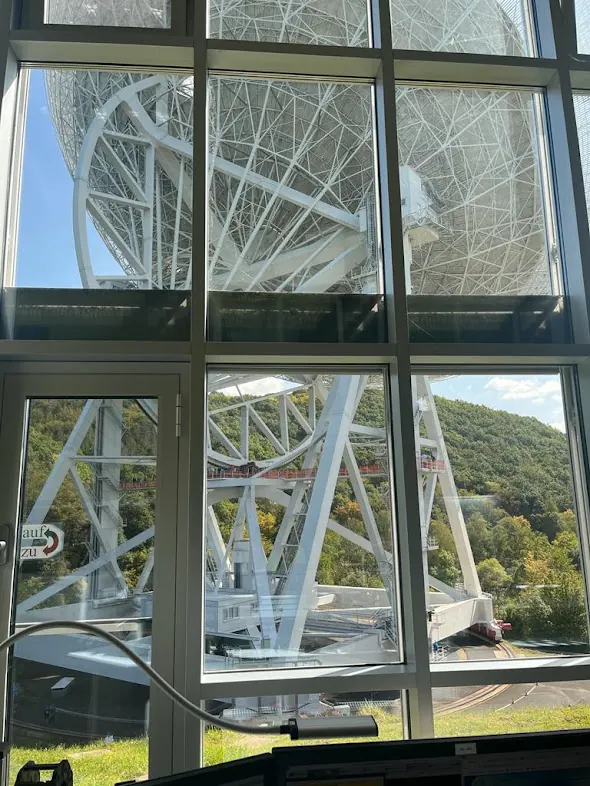 Privates Foto mit Blick aus dem Kontrollzentrum auf das 100-m-Radioteleskop Effelsberg am Tag der Offenen Tür 2023