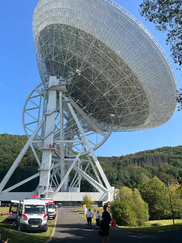 Privates Foto des 100-m-Radioteleskops Effelsberg mit Menschen auf einer Plattform als Größenvergleich