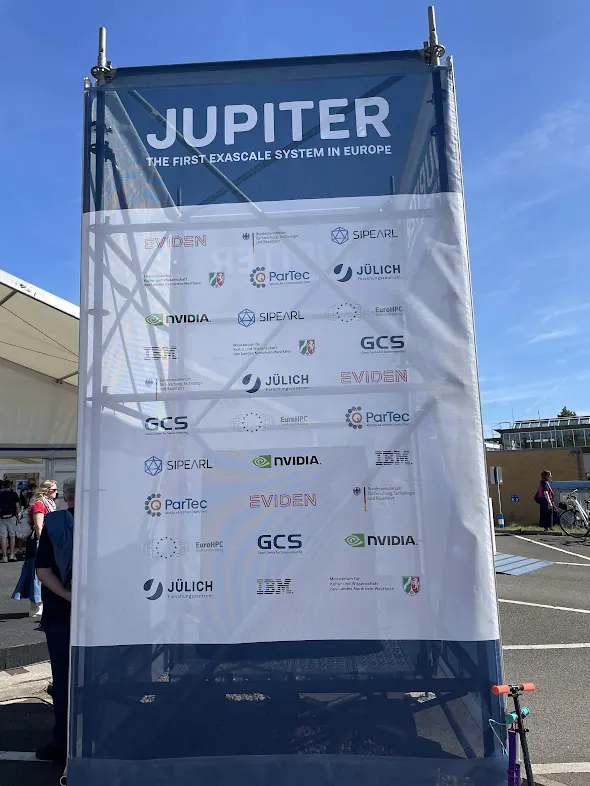 Privates Foto eines JUPITER-Partnerbanners am Forschungszentrum Jülich