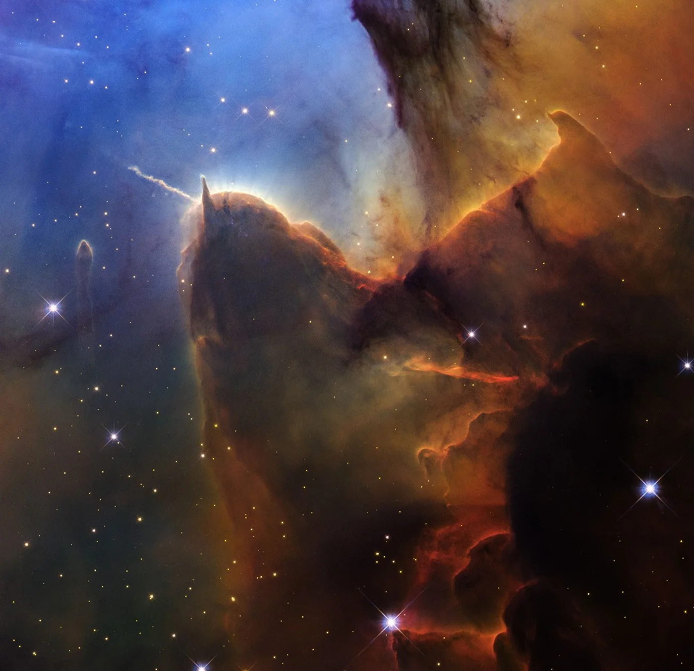 Hubble-Aufnahme einer Gas- und Staubwolke im Trifidnebel, deren Umriss an eine Meeresschnecke erinnert